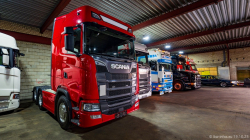 20251019-Tom-Holding-00434